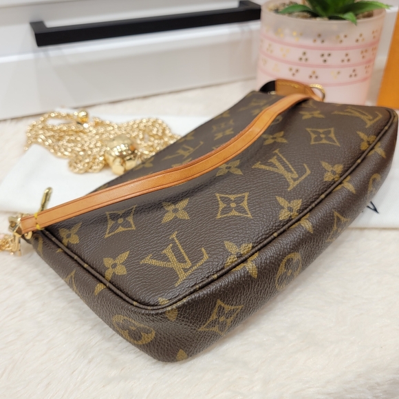 💕LOUIS VUITTON Pochette Accessoires Monogram Wristlet/Crossbody - Picture 5 of 16